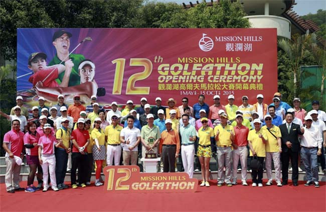 Dirigentes e personalidades na cerimônia de abertura da maratona de 180 buracos de golfe, mais a final. Foto: Miao Hua/Mission Hills