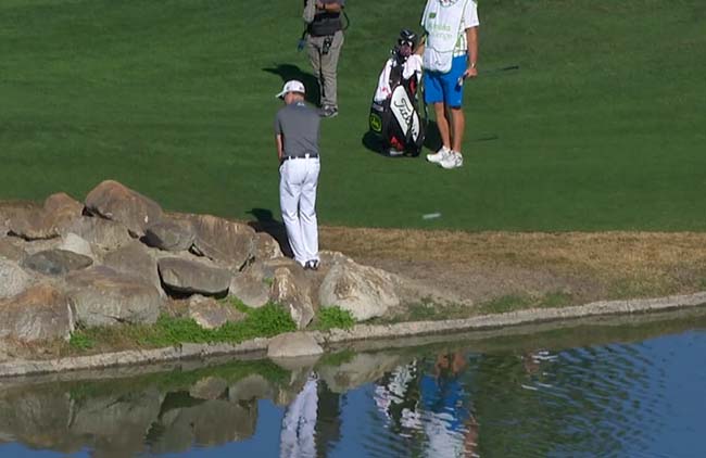 Ops... O que faz a bola indo para o lado errado? Golfe tem dessas coisa, mesmo para os profisisonais