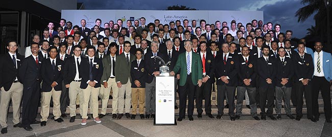 Payne com os jogadores do LAAC, com vários brasileiros à esquerda e Tourinho no alto, no centro