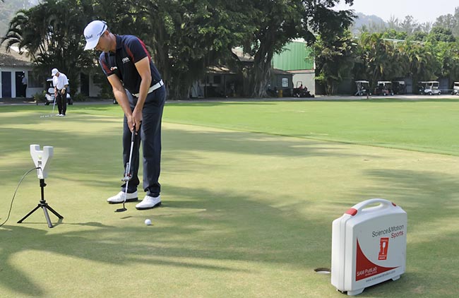 Rocha analisando seus putts com o SAM PuttLab (acima) e com Nico ajudando a alinha seu putter (abaixo)