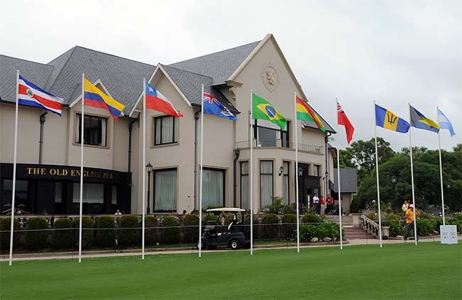 Bandeira do Brasil e de mais 27 países em frente à sede do Pilar: maior torneio amador do continente