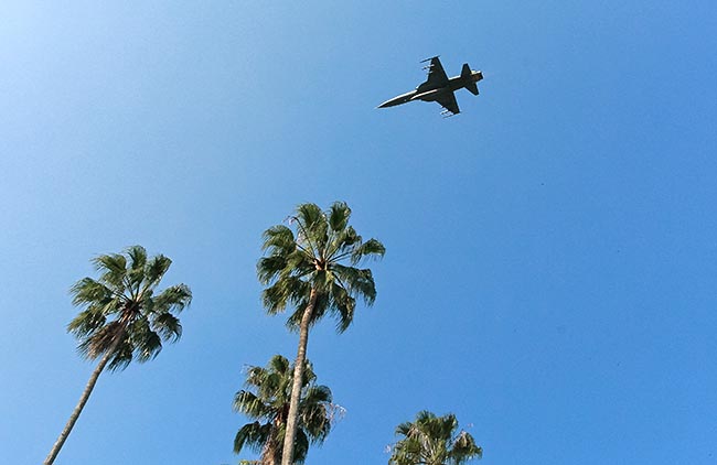 Caça sobrevoa o Itanhnagá no torneio da Aeronáutica; importância redobrada a partir de 2015