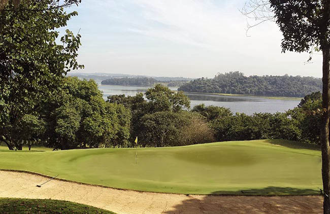 Vista do green do 16 do Clube de Campo, ao lado da represa de Guarapiranga