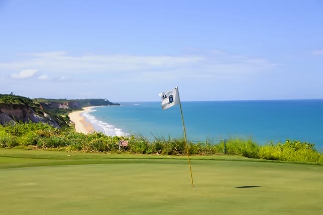 Buraco 14 do campo de golfe do Terravista: paisagem e desafio que valem a viagem