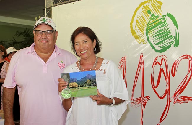 Sergio Carpi, presidente do Itanhangá e patrocinador do torneio com o Azeite 1492 entrega prêmio para a bicampeão Meidy Gama