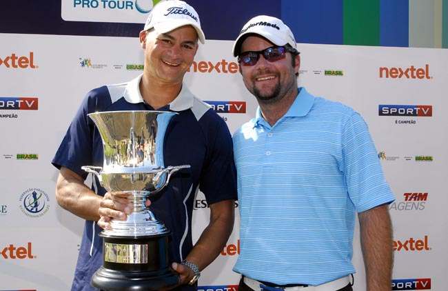 Gasnier com Beto, seu caddie de longa data: voltando a vencer um torneio de golfe no Brasil