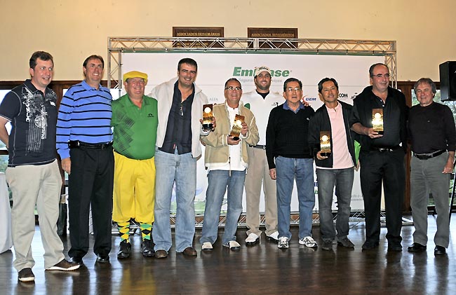  Equipe campeã, com os empresários da BEM e da Embrase: trabalho exemplar apoiado pelos golfistas