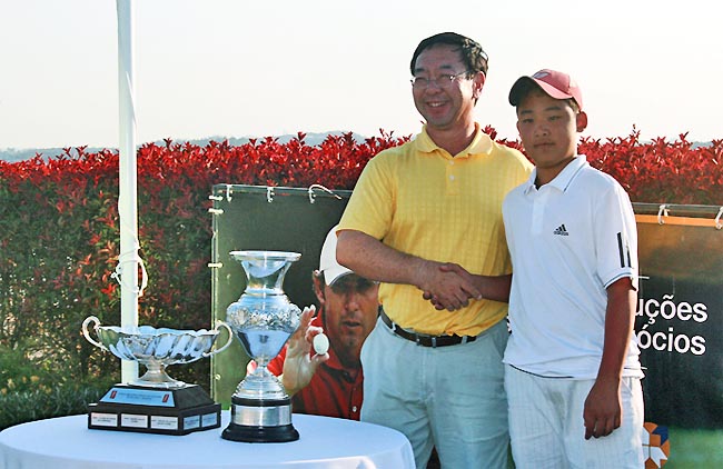    Kakimoto com Horri: cerimônia de abertura depois de fazer o primeiro hole-in-one do novo campo 