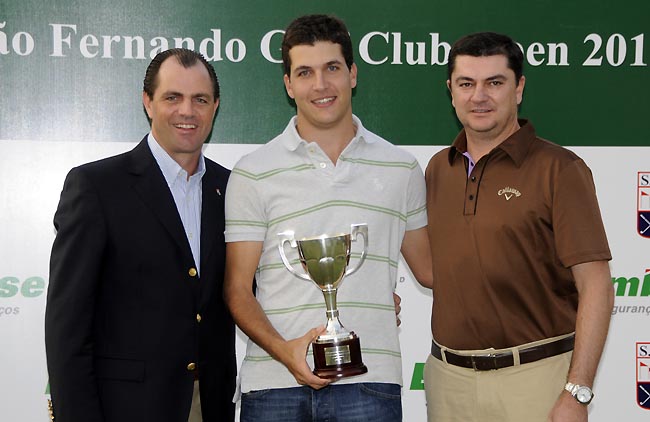 Giordano Junqueira recebe o tro´feu de campeão de Júlio Cruz Lima e Douglas Delamar