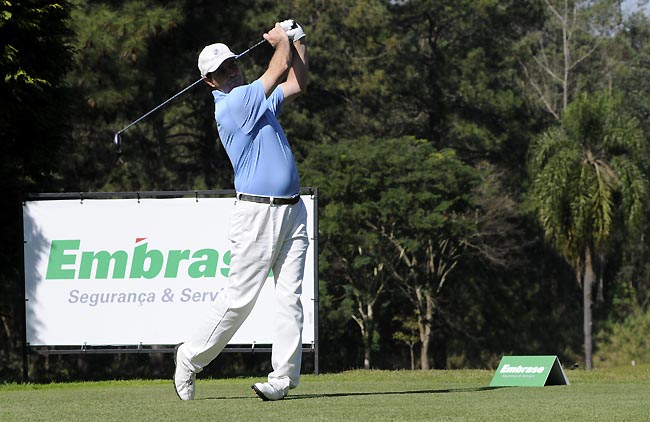    Júlio Cruz Lima, presidente do São Fernando, no tee do 4: jogando ao lado dos melhores do estado 