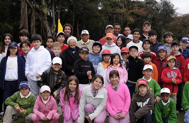    Nomura e Emi, com as crianças no São Paulo: dedicação de uma vida ao golfe infanto-juvenil