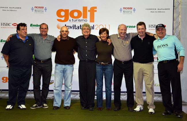    Os quatro campeões do torneio, ao lado dos patrocinadores e da diretoria da Golf & Turismo