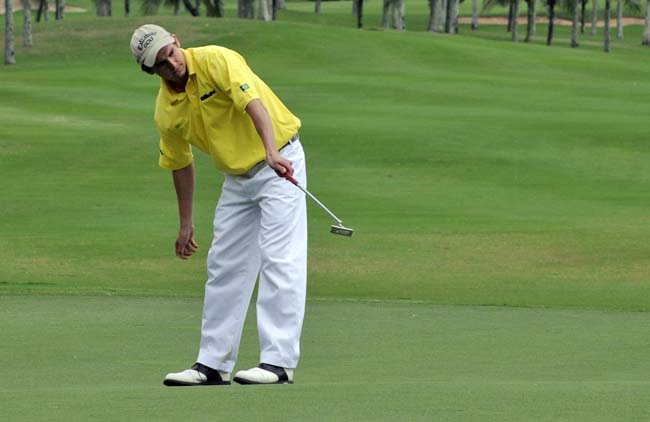 Pepê, o número 1 do golfe do Brasil, jogando no Gávea: esforço concentrado para vencer a Los Andes