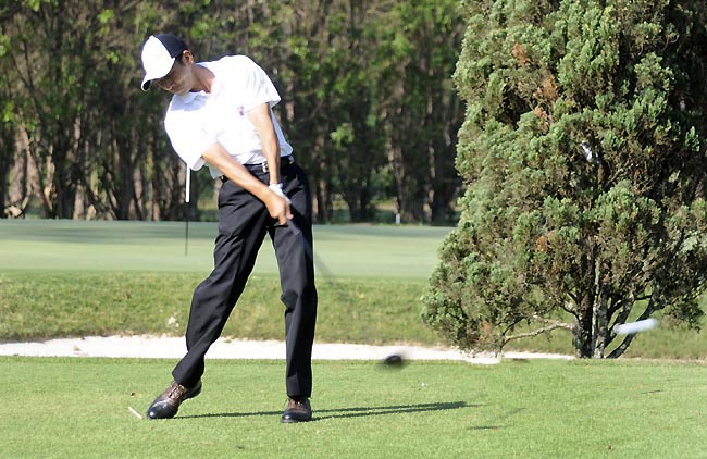    Sadao: jogando o par do campo para liderar o tradicional torneio de golfe da colônia japonesa