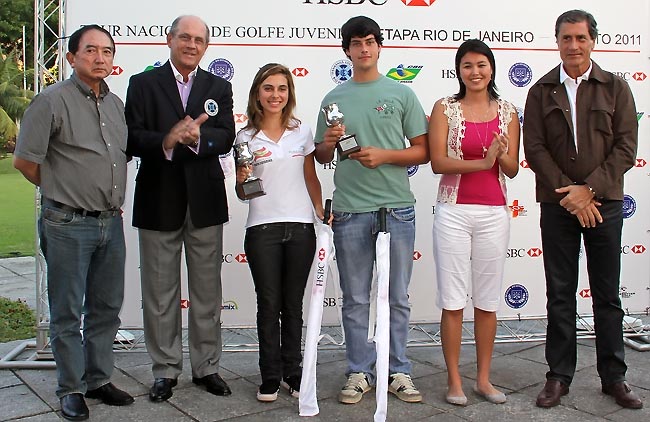 Arata Hara, da CBG; Arthur Porto Pires Júnior, presidente do Itanhangá; a representante do HSBC; e Nelson do Vale, presidente da FGERJ, entregam troféu aos campeões. Foto: Fábio Carvalho