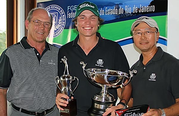 Navarro recebe título de campeão de golfe em vitória apertada, no Itanhangá 