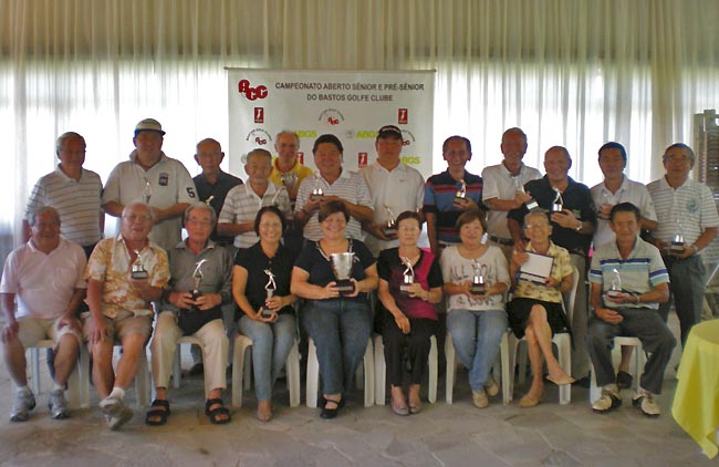    Todos os ganhadores de troféus no campeoanto de golfe sênior de Bastos: sucesso no interior