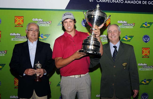    Lauro de Luca (GGCC) e Rachid Orra (CBG) entregam troféu de campeão brasileiro de golfe a Becker