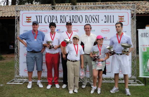 Klaus Behrens e Durval Pedro entregam os prêmios à equipe campeã do torneio de golfe