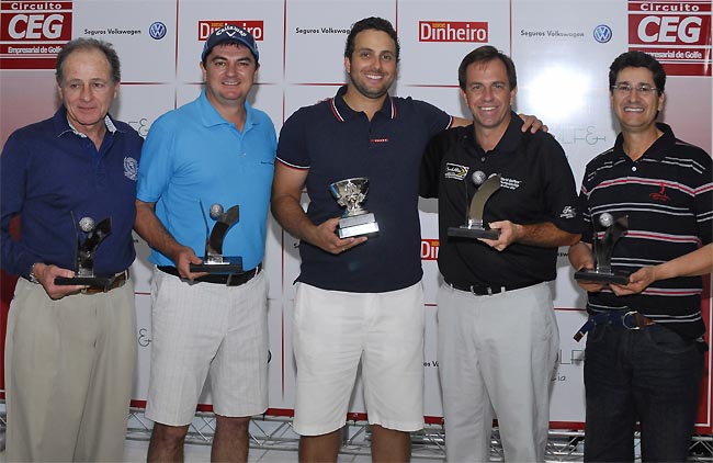    Douglas Delamar e Luis Carlos Silva, da Embrase, com a equipe campeã da etapa do CEG