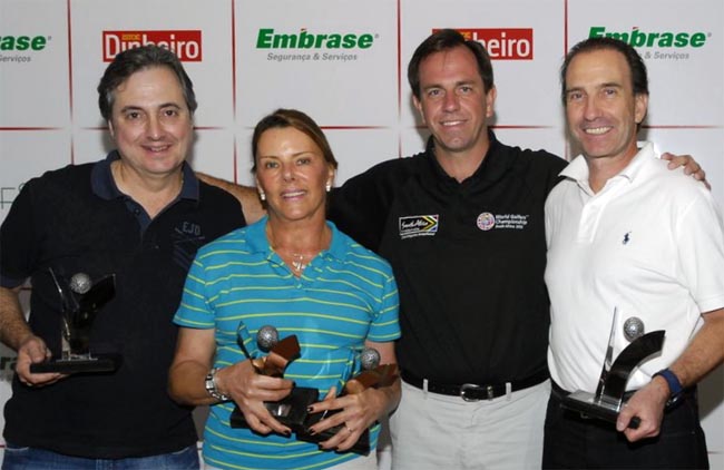    Kako, da Embrase, premia os campeões da etapa de encerramento do Circuito Empresarial de Golfe