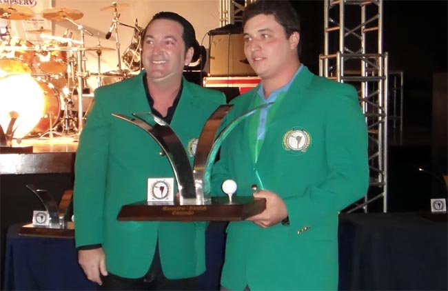    Rafael Bernardi recebe a jaqueta verde de campeão do IV Aberto de Golfe do Costão Golf Club