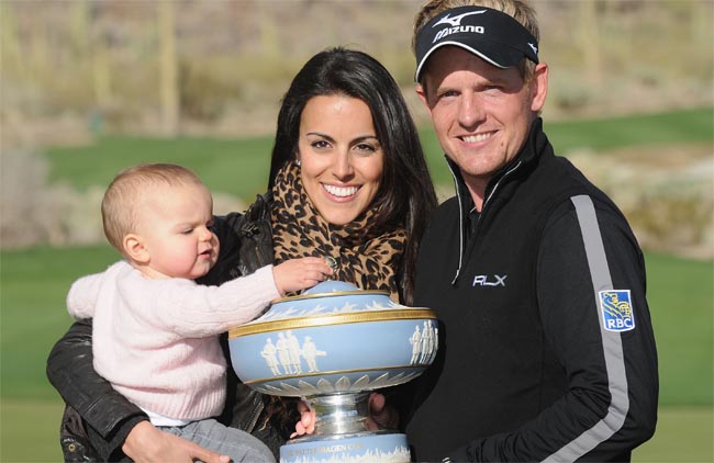    Donald, Diane e a filha Ellen, com Walter Hagen Cup, que o inglês ganhou no Accenture