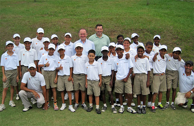   Dawson (de azul) e Scanlon (de verde) entre os alunos do campo de golfe mais famoso do Brasil