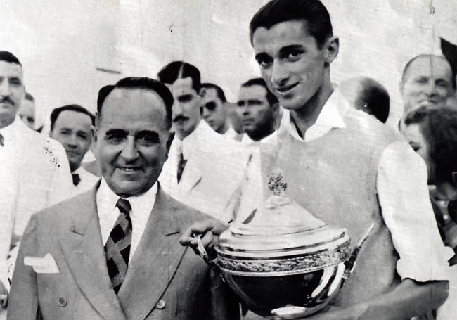 Mario Gonzalez (acima e nas fotos da home page, pela ordem), recebendo o troféu de campeão do     Aberto do Brasil das mãos do presidente Getúlio Vargas, com Bobby Jones e com Roberto de     Vicenzo: tempos de glória e glamour do golfe brasileiro