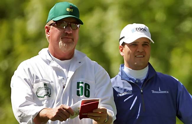   Green, o caddie, com Zach, no Masters: estreando no Champions Tour como jogador de golfe