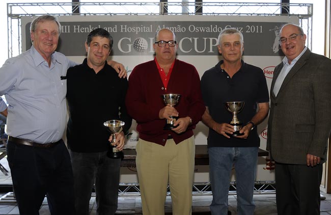   Behrens (esq.) e Kampff (dir.) entregam os troféus a Rodriguez, Najn e Vicenzotto: torneio de golfe sucesso