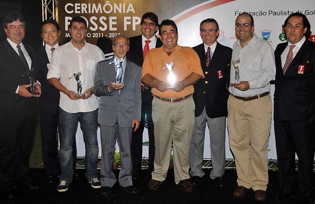 Ricardo Fonseca (no centro) re4cebe homenagem em nome do Portal Brasileiro do Golfe