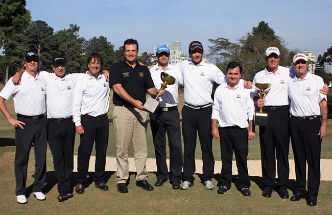    Equipes pré-sênior e sênior do RS recebem o troféu de campeões do Interfederações de golfe