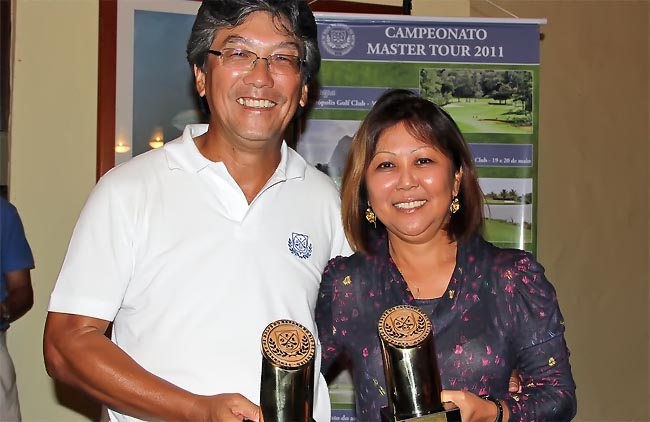   Tacashi e Elza Ishii: casal leva os dois principais troféus do torneio de golfe da Serra Fluminense