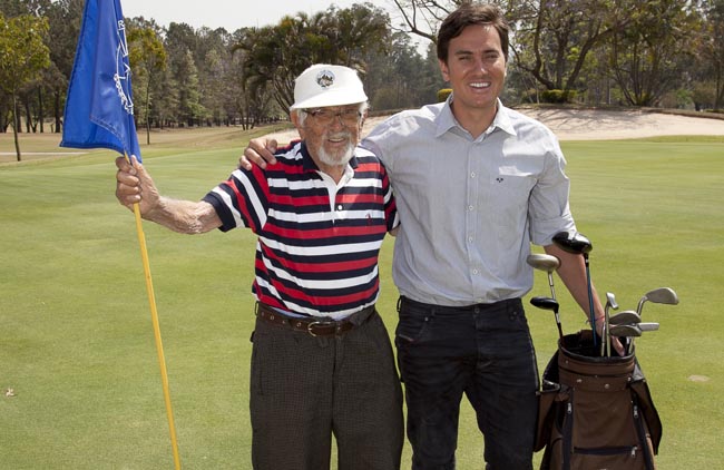     José Sampaio e Andre Egoroff, presidente do Terras: homenagem para o golfista centenário