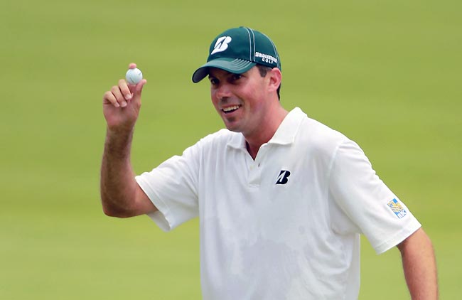    Kuchar assume liderança e pode ser campeão se o furacão não permitir que o golfe termine hoje