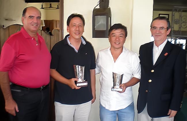 Alfredo de Larrea, Jorge Chan, Mario Nagayama e Durval Pedroso entregam prêmio no golfe sênior do SFGC