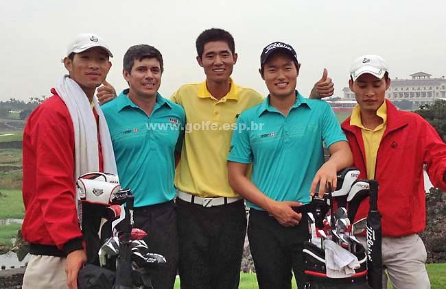 Adilson e Lucas com os caddies e seu cicerone na China: vitória foi o Brasil chegar até lá mais uma vez