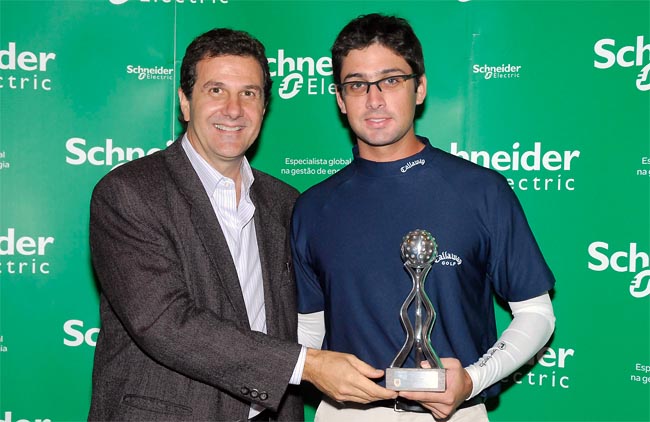   Marcio de Melo, presidente do SSVGC, entrega troféu de campeão do Aberto de Golfe a Cisternas