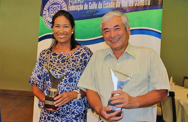    Meidy e Sawada: vencendo a sexta e última etapa do circuito sênior de golfe do Rio de Janeiro