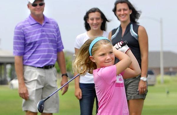    Reagan, de 6 anos, usou um híbrido para fazer seu primeiro hole-in-one e comemorou com discrição