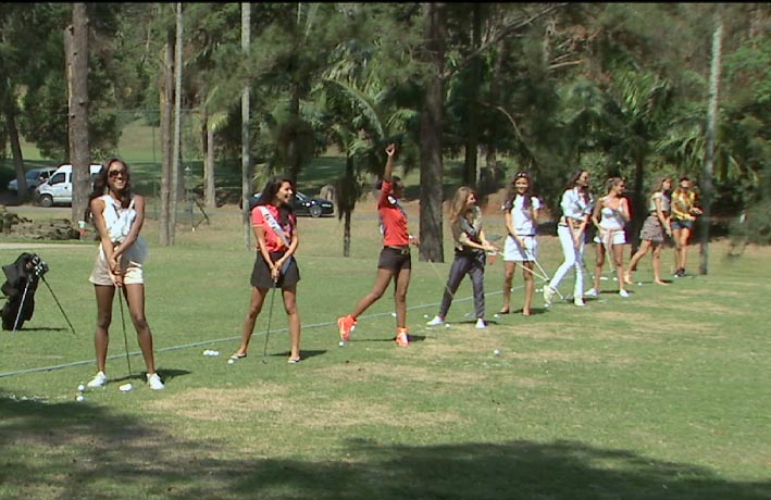    Haja coração: 40 das mulheres mais bonitas do mundo aprendendo golfe juntas!