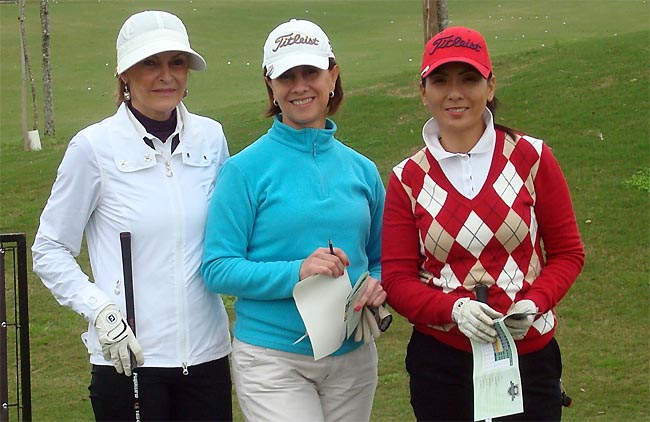 Luciene (no meio), foi a campeã geral do golfe no Costão. Alice (dir.) venceu com handicap, seguida por Monica (esq.)