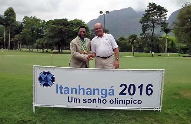    Pelé com Arthur Pires: foto com a placa da campanha para que o golfe olímpico seja no Itanhangá