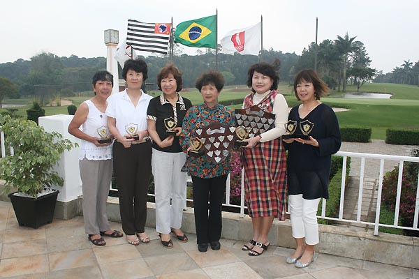 Equipe feminina de golfe do PL, campeã de 2011: Keiko Shimomaebara, Chieko Takita, Toshiko Hiramatsu, Keiko Amano, Miyoko Takeda e Kimi Hirakawa