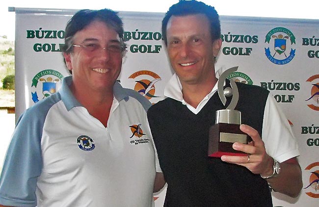   Carlos Gasparian, presidente do Búzios GCR, entre troféu de campeão para Plinio Guimarães