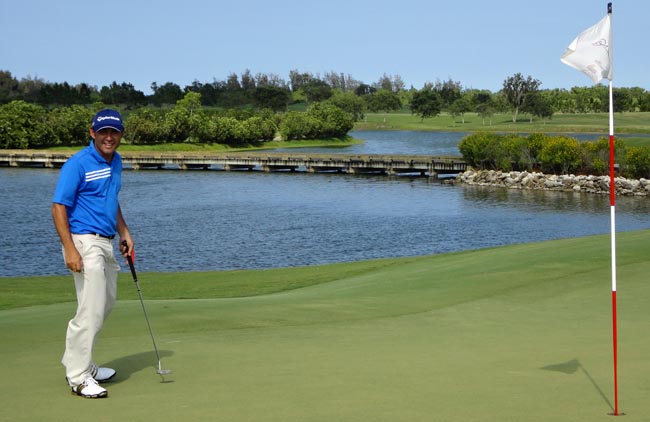    Ronaldo Francisco, num dos greens do Quail Valley: água por todo lado e muito vento no golfe