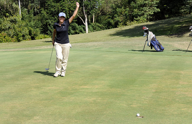    Ruriko comemora birdie: três vitórias no ranking nacional e domínino no golfe feminino na temporada