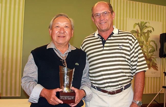 Sacurai recebe o troféu de campeão de golfe sênior de Arthur Porto Pires, prosidente do Itanhangá