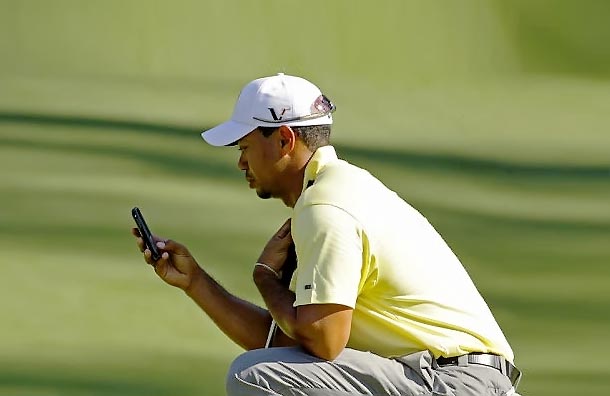 Tiger Woods usa celular em torneio de golfe: liberado também para o público, no PGA Tour